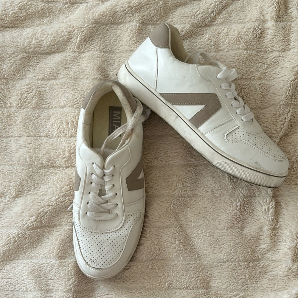 Men’s Mia white and tan sneakers